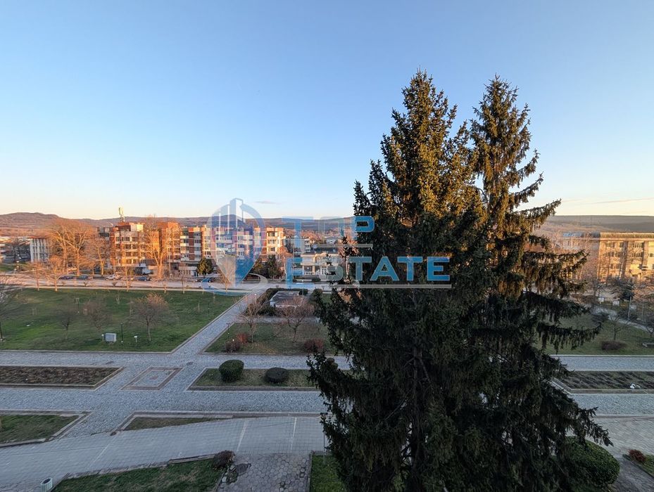 Тристаен тухлен апартамент в центъра на град Стражица