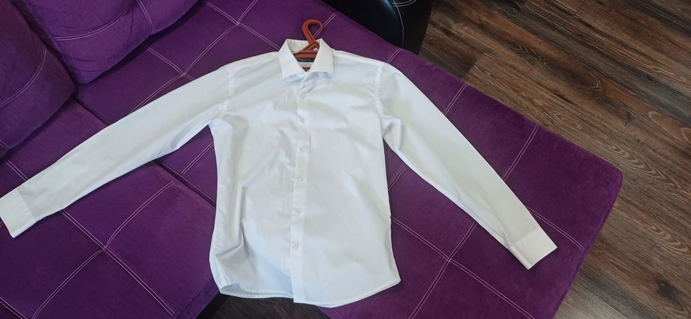 Продам рубашку белую M