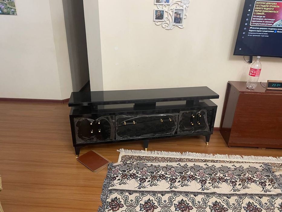 Комплект мебели для гостиной (стол,стенка,тумба)