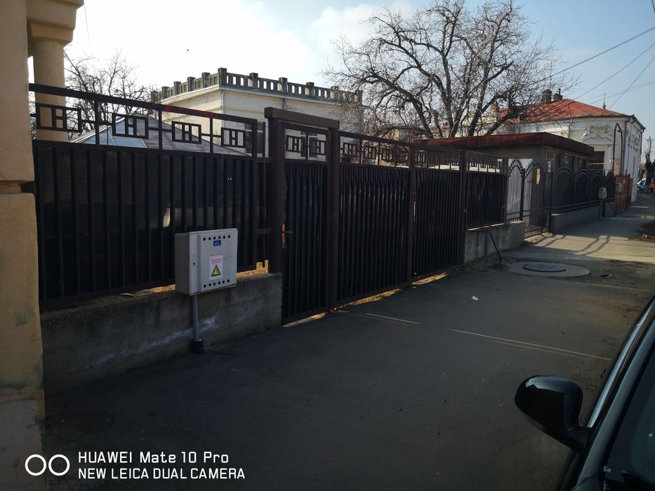 De vanzare (de inchiriat) , in zona centrala, casa cu curte de 1100mp
