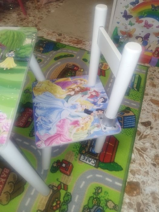 Vând măsuță cu 2 scaune pentru copii 1-5 ani