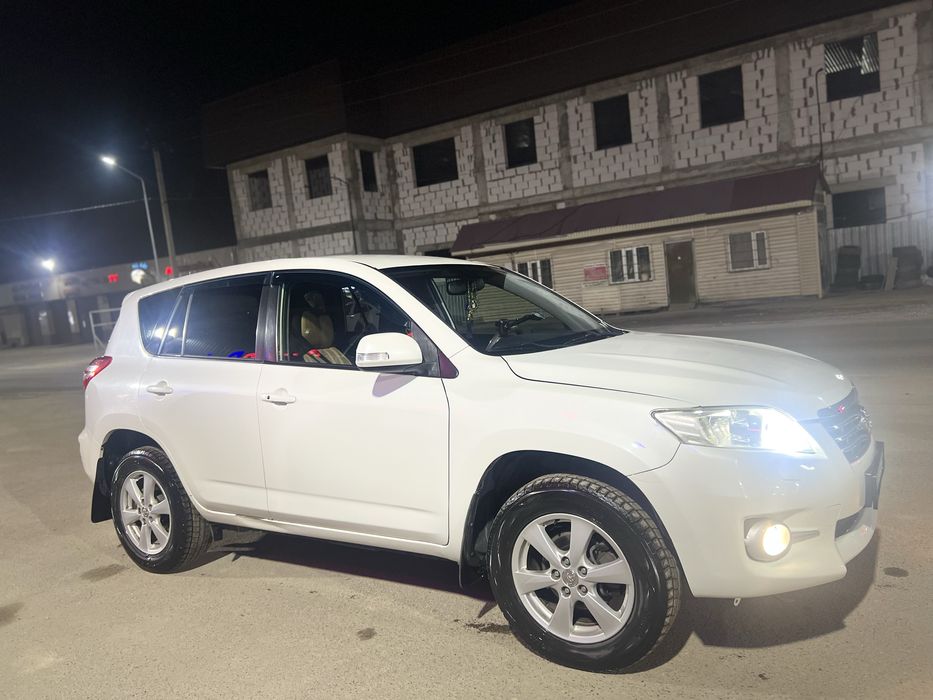 Срочно продается машина Toyota RAV4