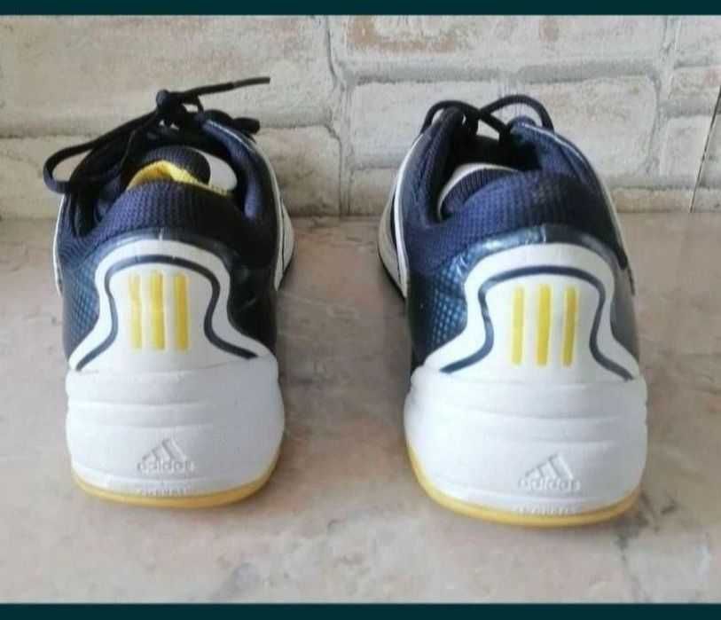 Adidași numărul 47-48