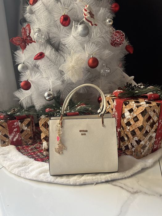 Дамски чанти Guess.