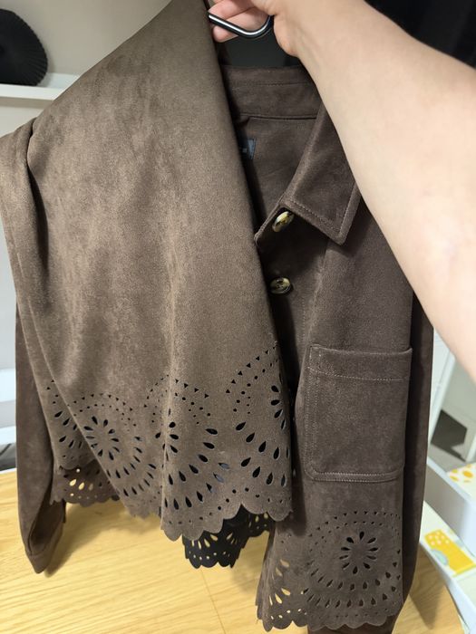 Свободен костюм от Zara.