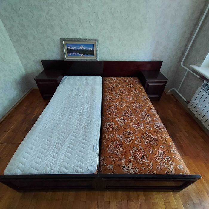 Две кровати с тумбочками