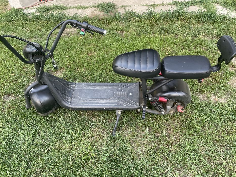 Vand moped cu 1800 de lei pret negociabil