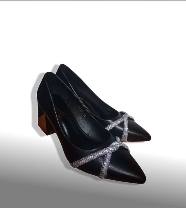 Продам черные туфли на небольшом каблуке  (б/у)