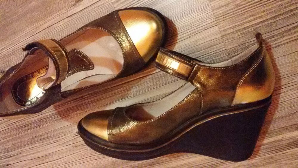 Продавам 2 чифта обувки