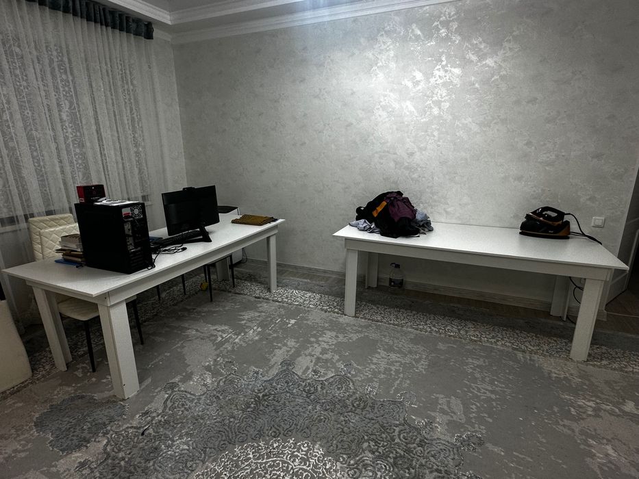 2 белых стола удобных