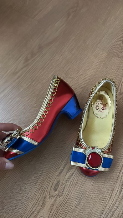 Карнавальные платья и туфли принцесс