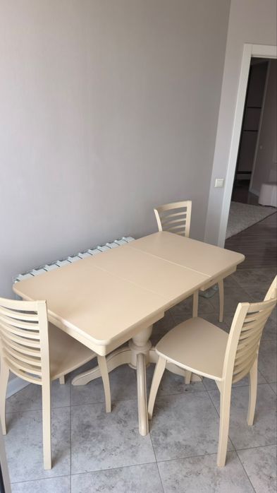 Продается кухонный стол и стулья.