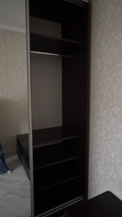 Шкаф с зеркалом.