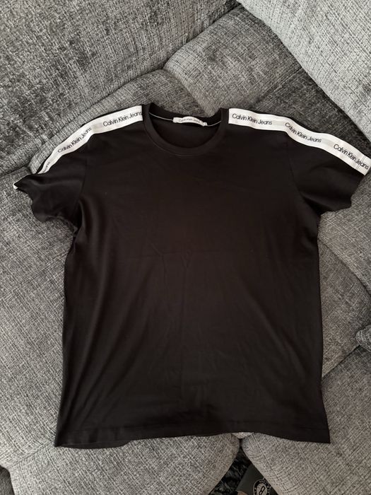 Tricou Barbati Calvin klein L 10/10 Pret : 79 lei