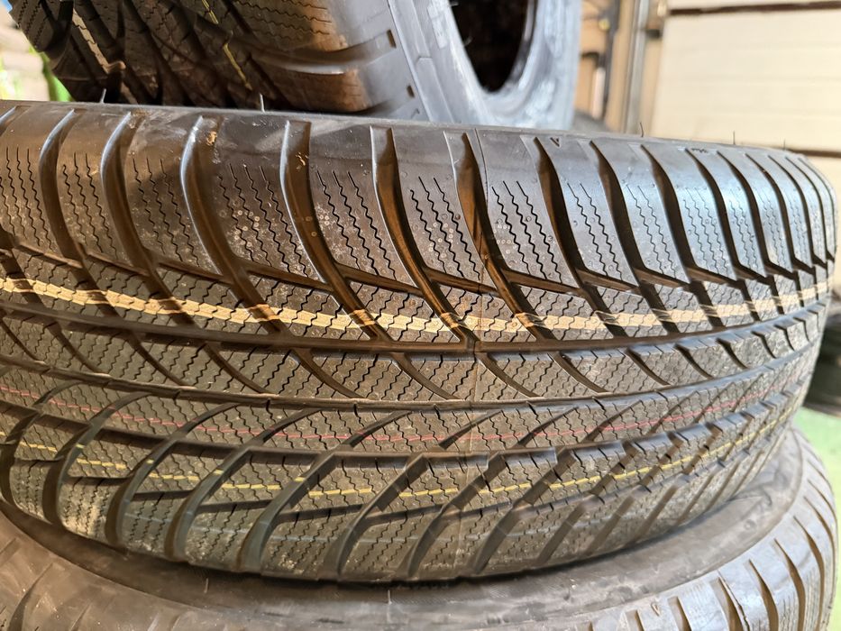 4 anvelope M+S Bridgestone Blizzak LM001 Seal Inside 215/65 R17 99H NOI 0km