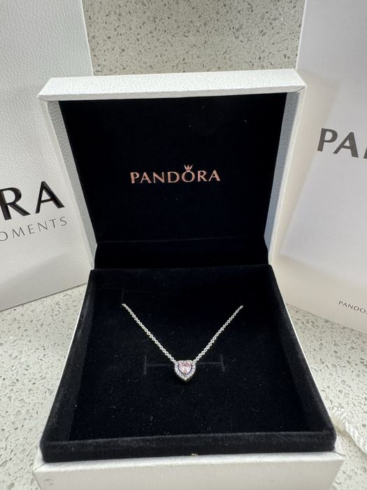Колие Pandora с розово сърце