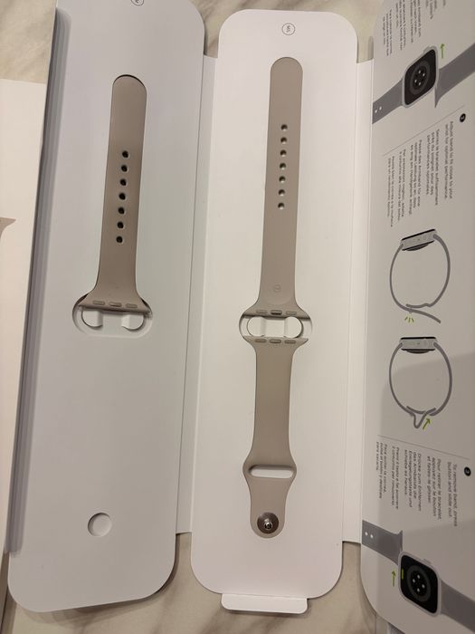 Apple Watch SE 40MM - Gold Aluminum Case Starlight Sport Band