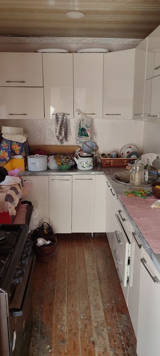 Зилони бозорда 3 хонали ховли сотилади евро ремонт килинган шароит зур