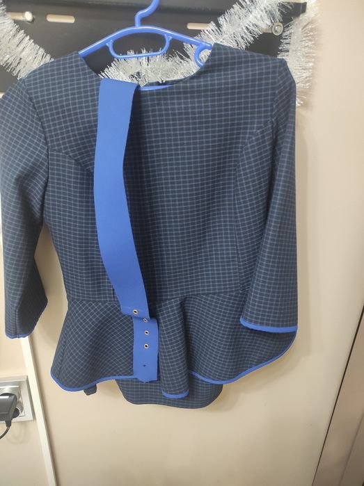 Дамски костюм официален и дамска блуза