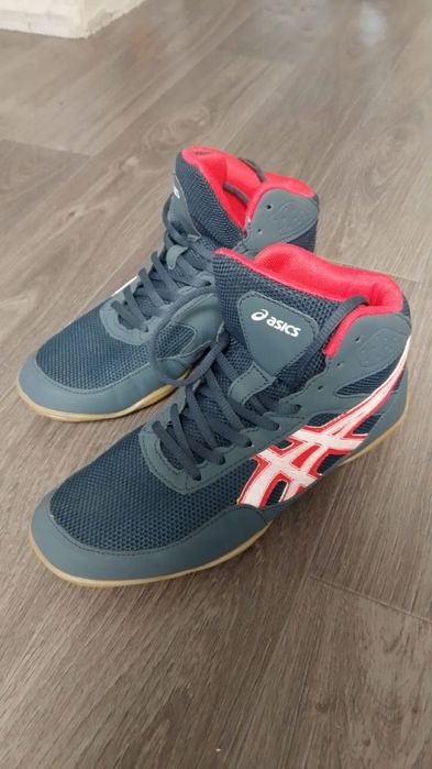 Продам кросовки Asics  рр 41 ( но очень маломерят )