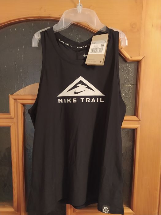 Produse damă: tricou fără mâneci Dri-Fit; bustiere; pantaloni scurți..