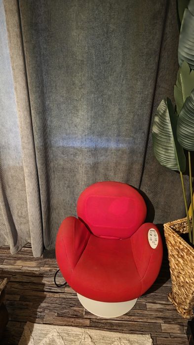 Scaun de masaj roșu cu funcții de rabatare și ridicare.