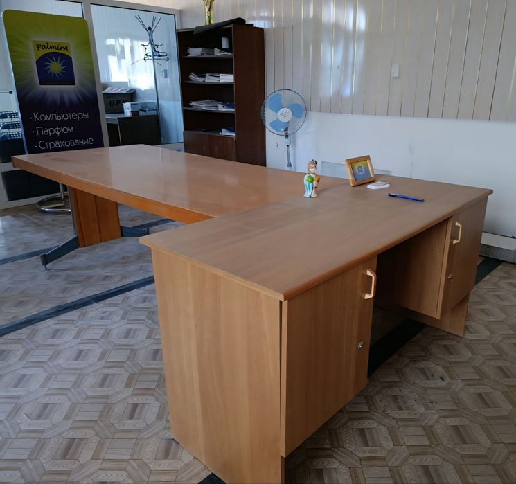 Продаётся офисный стол