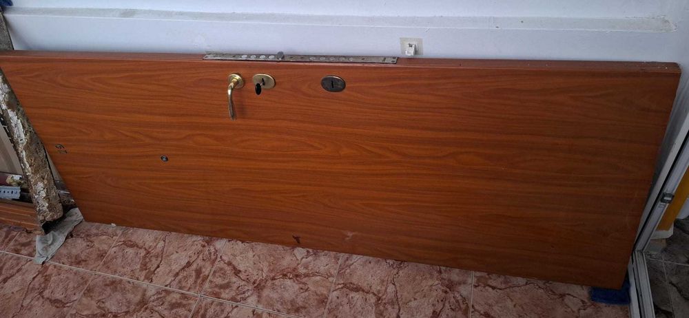 Ușă antiefracție masivă, 5 puncte închidere + ranforsare – foarte rezistentă