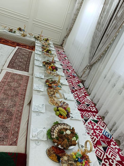 Стол стулья посуда