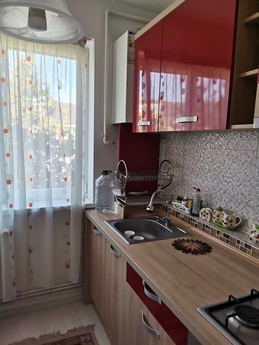 PF vand Apartament cu 2 camere Grigorescu, aproape de scoala si statia de autobuz. Stare foarte buna, complet mobilat si utilat. Pret: 150000 euro