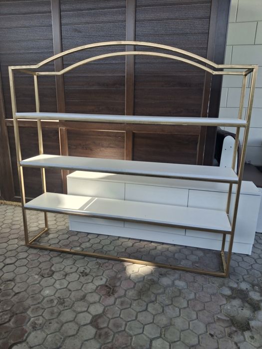 Продам тумпо с полками.