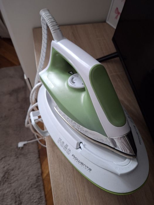 Vând stație de călcat rowenta