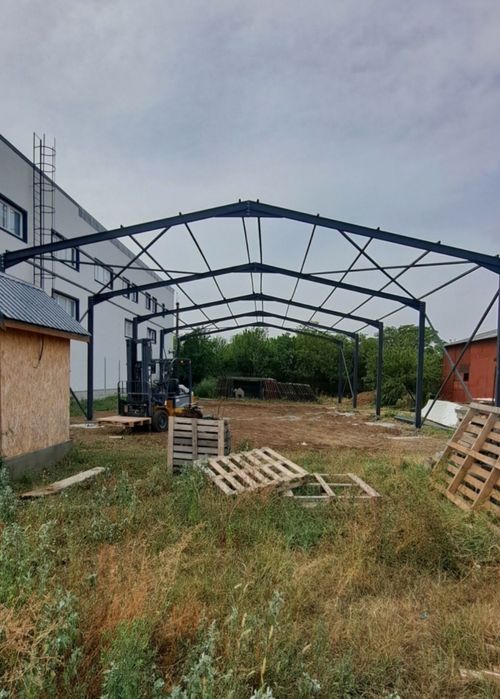 Vand hala pe structura metalica