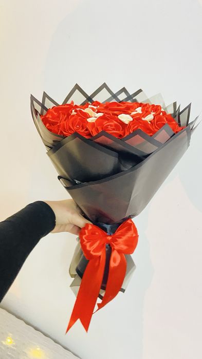 Buchet 15 trandafiri rosii din satin cu model de dalie