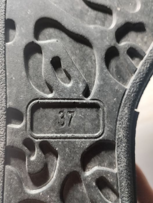 Продам кроссовки стразами