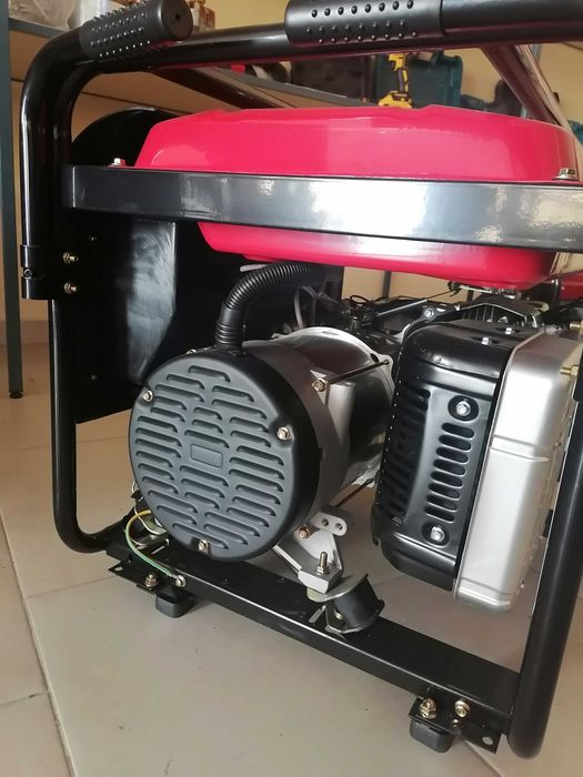 9.5Kw Бензинов генератор за ток с ATS кутия 220V агрегат за ток