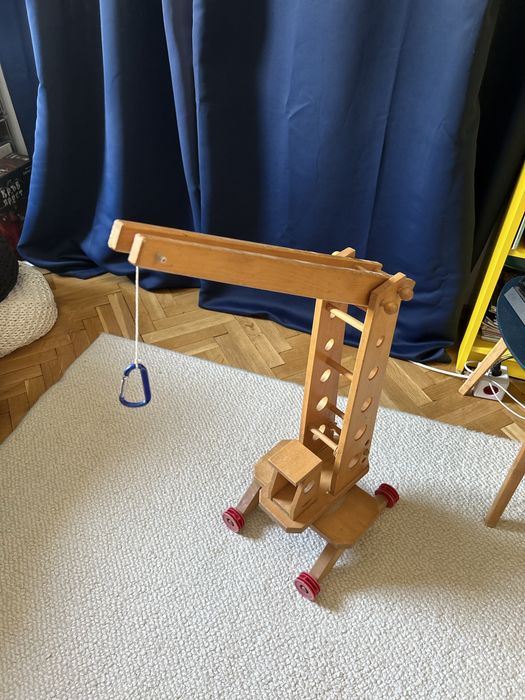 Детска играчка дървен кран