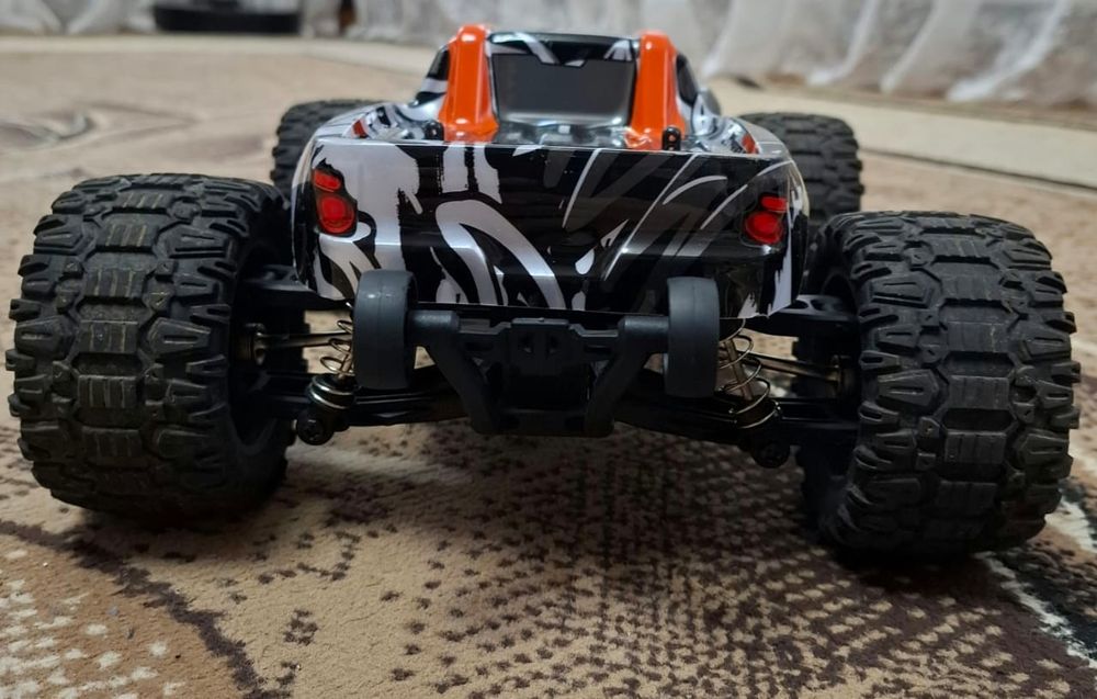 Продам машинку на пульте