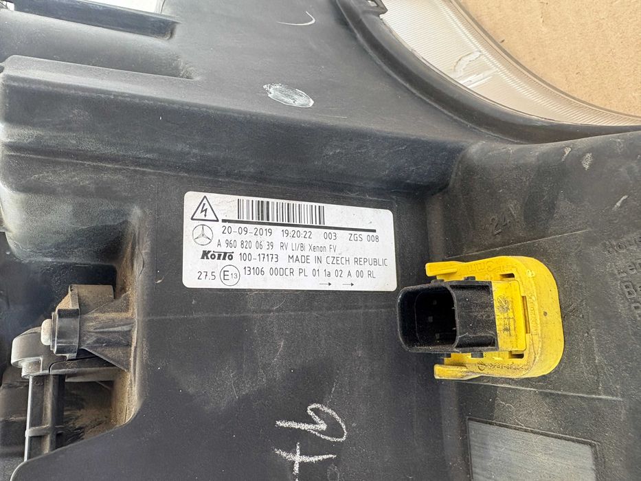 Far stanga bixenon Mercedes Actros MP4 dupa 2011 cod A9608200639