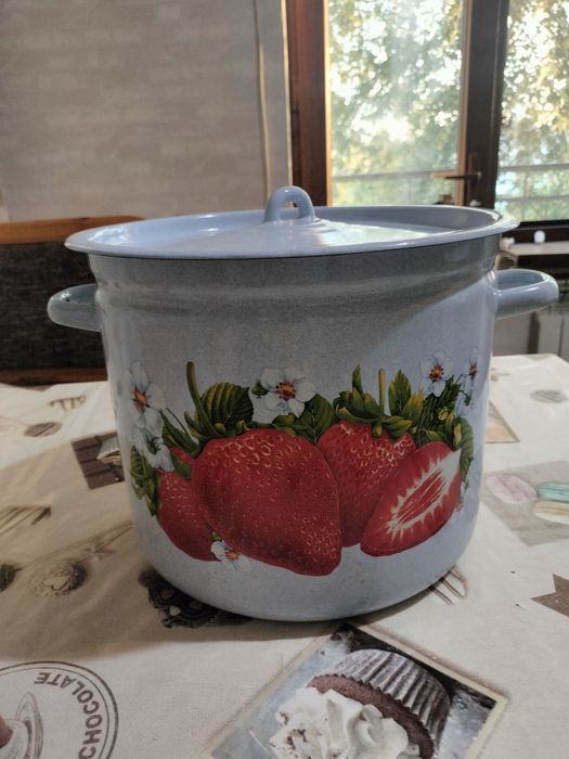 Эмалированная кастрюля