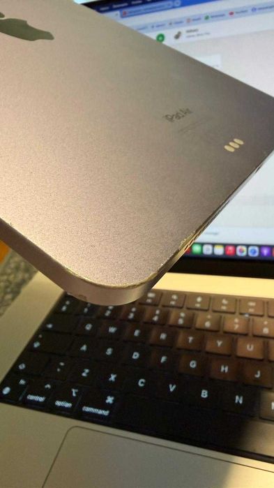 iPad Air gen 5, ecran spart, buton power lovit