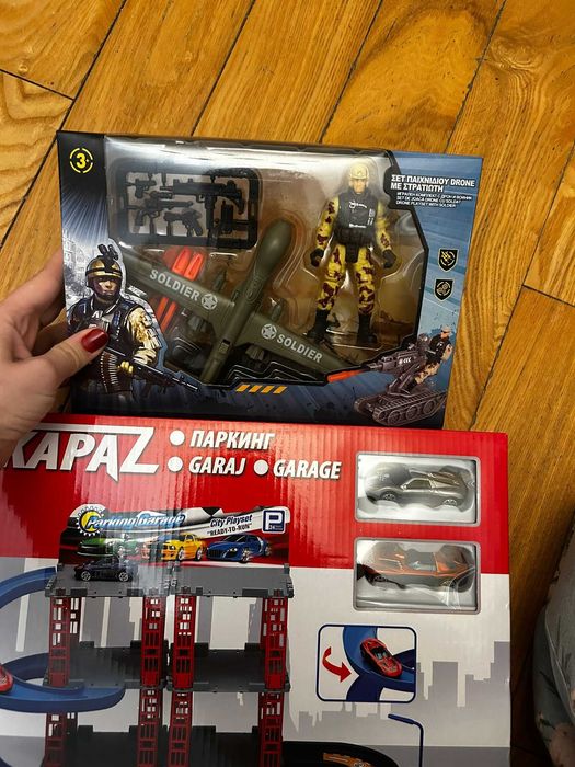 Set de joaca garaj cu masinute si set cu soldat si avion de lupta