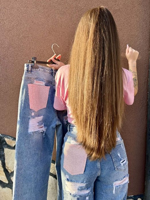 Хит модел дънки с розово джобче