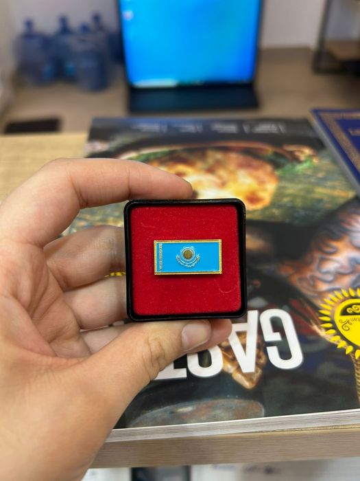 Оригинальный флажок на пиджак