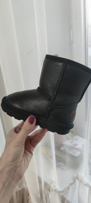 Продаю детские угги