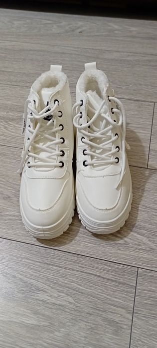 Pantofi sport cu blaniță.