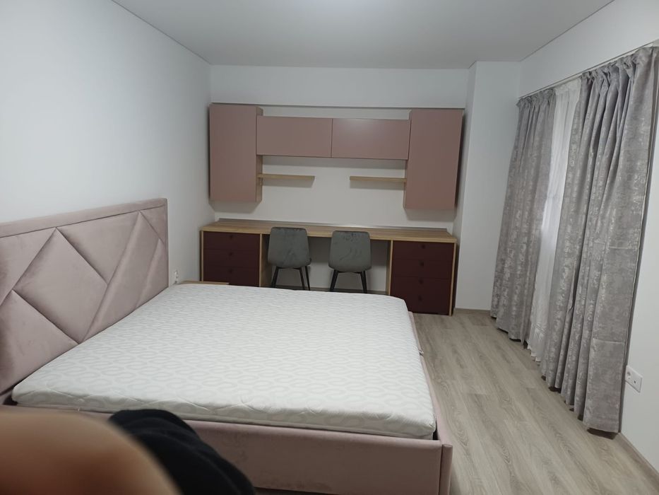Închiriez apartament.