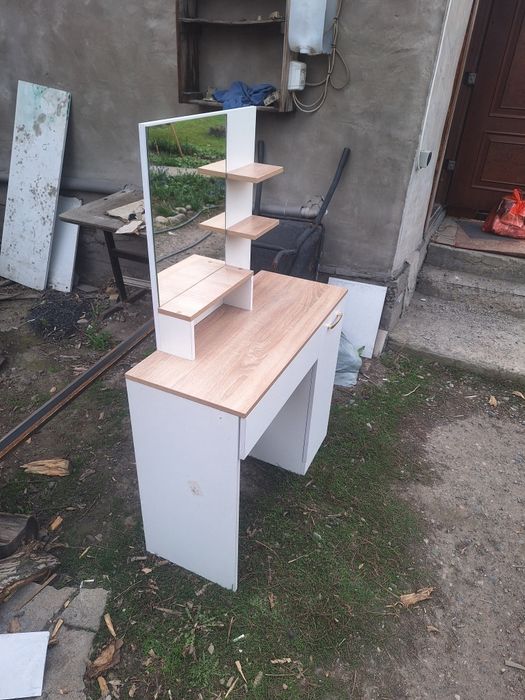 Тримо столик с зеркалом