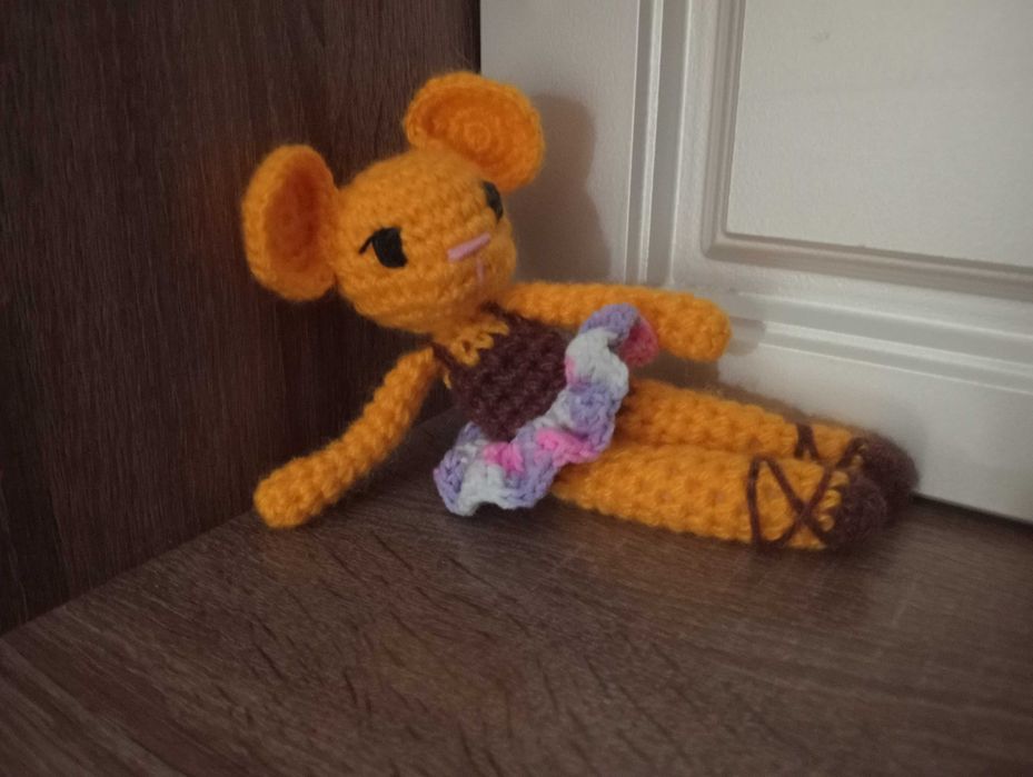 Вязаная игрушка мышка