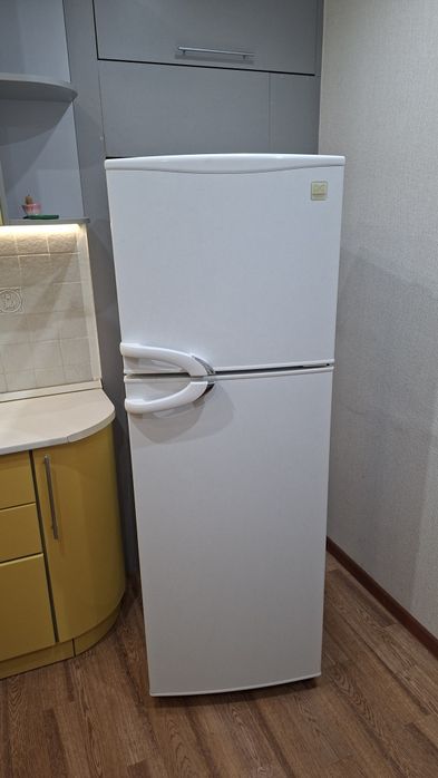 Продам двухкамерный холодильник Daewoo.